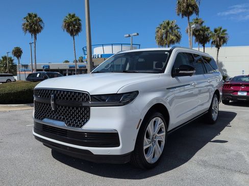Certified 2025 Lincoln Navigator L Reserve AWD/4WD image 8