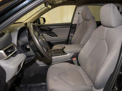 Used 2023 Toyota Highlander L image 11