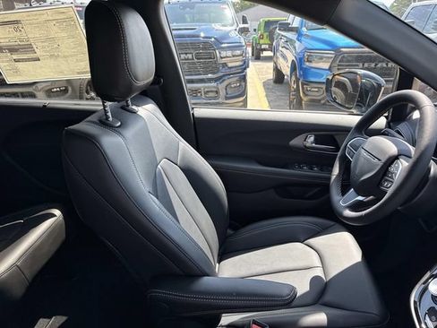 New 2027 Chrysler Pacifica Select AWD/4WD image 12