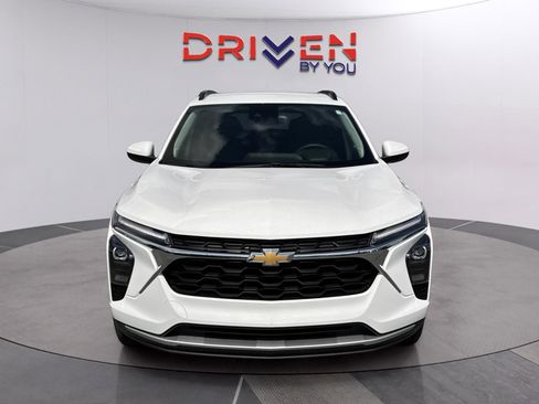 Used 2025 Chevrolet Trax LT w/ LT Convenience Package FWD image 9