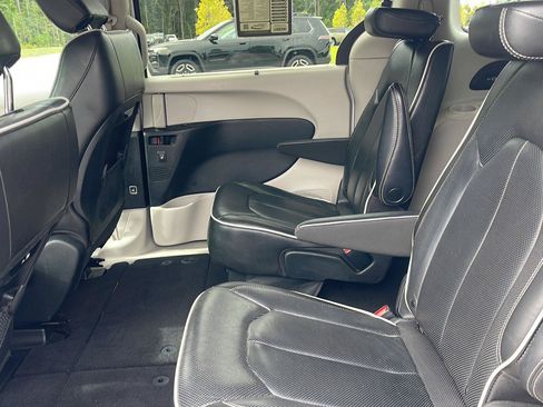 Used 2022 Chrysler Pacifica Limited FWD image 32