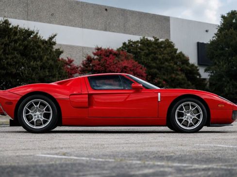 Used 2005 Ford GT RWD image 8