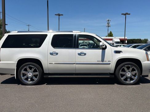 Used 2011 Cadillac Escalade ESV Premium AWD/4WD image 3