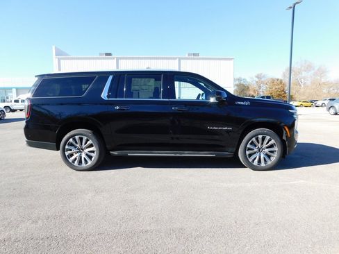 New 2025 Chevrolet Suburban High Country image 2