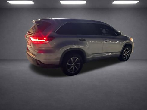 Used 2017 Toyota Highlander XLE w/ Carpet Mat Package FWD image 18