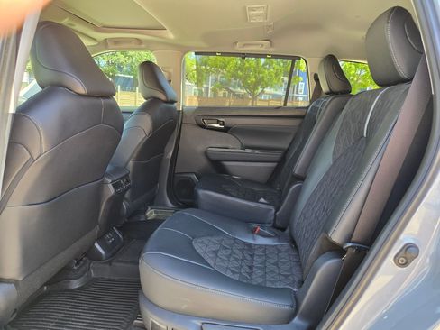 Used 2025 Toyota Highlander XLE AWD/4WD image 15