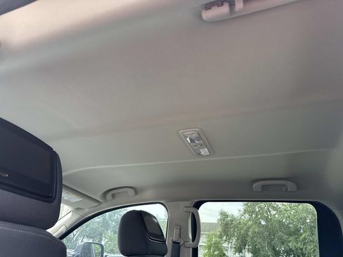 Used 2021 Nissan Titan SV w/ SV Convenience Package RWD image 19