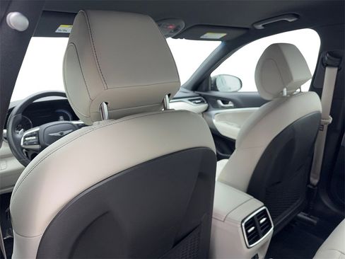 Used 2025 Genesis G70 2.5T image 35