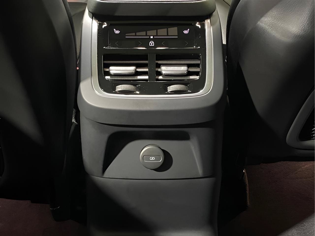 Used 2024 Volvo XC90 T8 Plus AWD/4WD image 12