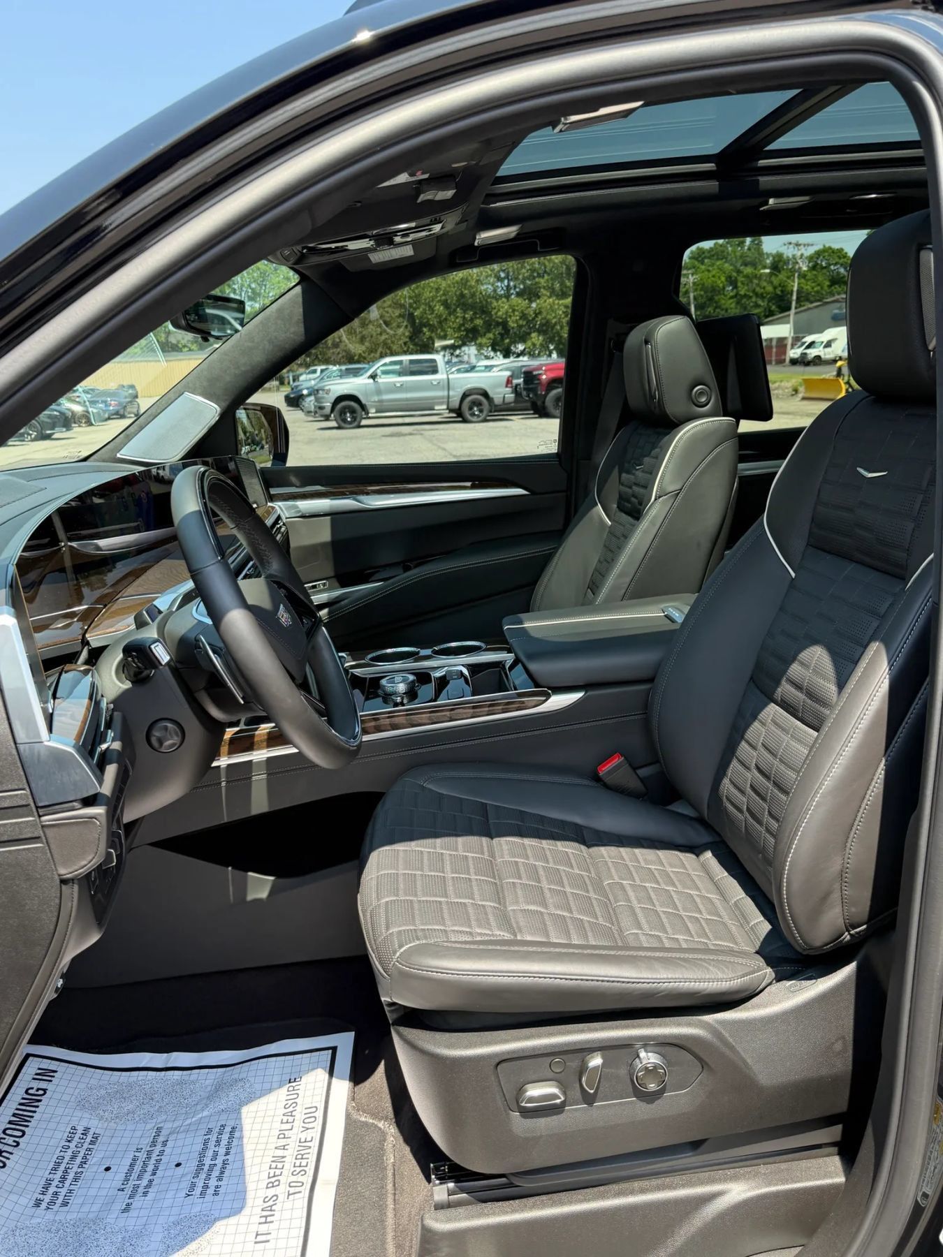 Used 2025 Cadillac Escalade Sport Platinum w/ LPO, ONYX Package AWD/4WD image 40