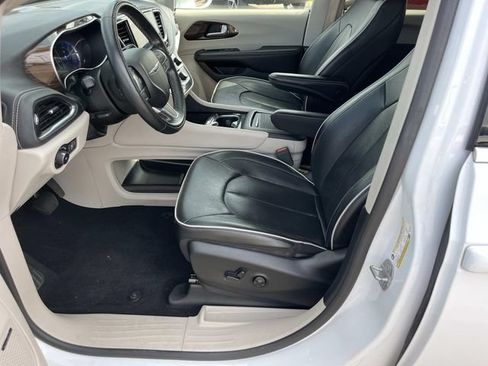 Used 2022 Chrysler Pacifica Limited FWD image 25
