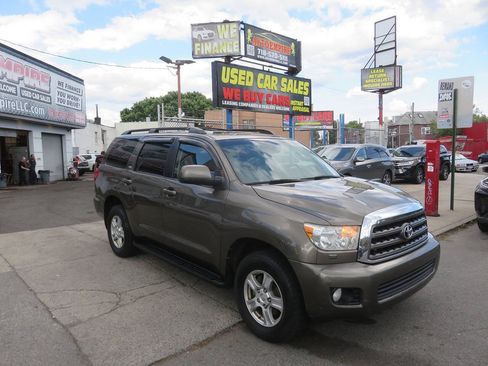 Used 2014 Toyota Sequoia SR5 AWD/4WD image 3