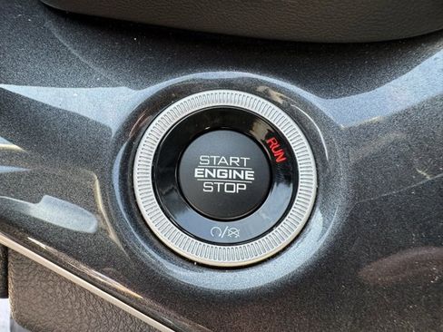 Used 2023 Jeep Grand Cherokee L Laredo image 17