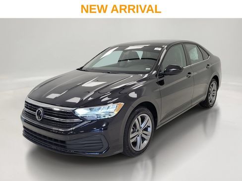Used 2024 Volkswagen Jetta SE FWD image 1