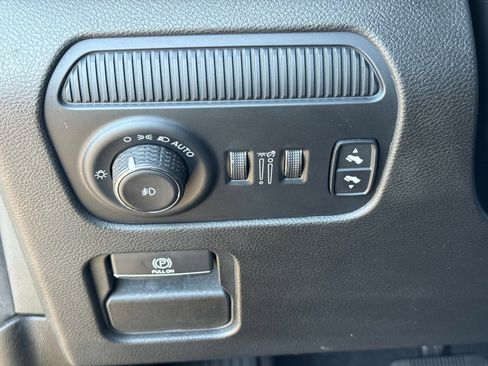 Used 2023 Jeep Wagoneer L Series III w/ Preferred Equipment Group AWD/4WD image 35