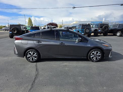 Used 2018 Toyota Prius Prime Premium image 4