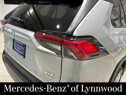 Used 2019 Toyota RAV4 XLE Premium w/ Cold Weather Package AWD/4WD image 8