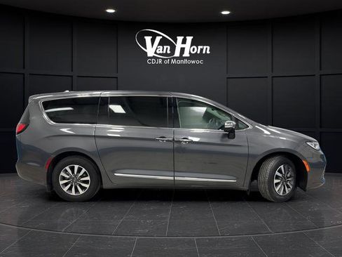 Used 2023 Chrysler Pacifica Limited w/ Uconnect Theater Family Group FWD image 2