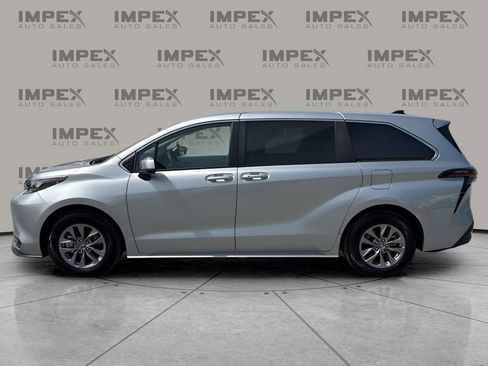 Used 2025 Toyota Sienna LE image 2