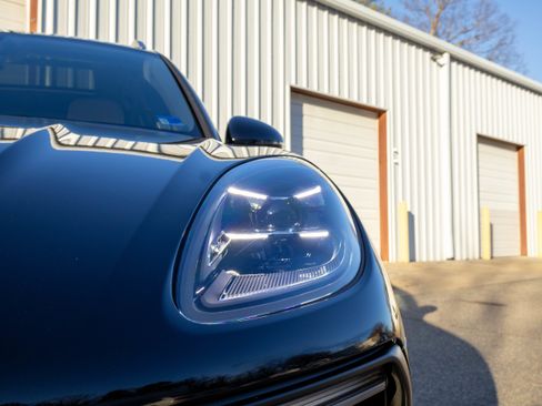 Certified 2025 Porsche Macan AWD/4WD image 11