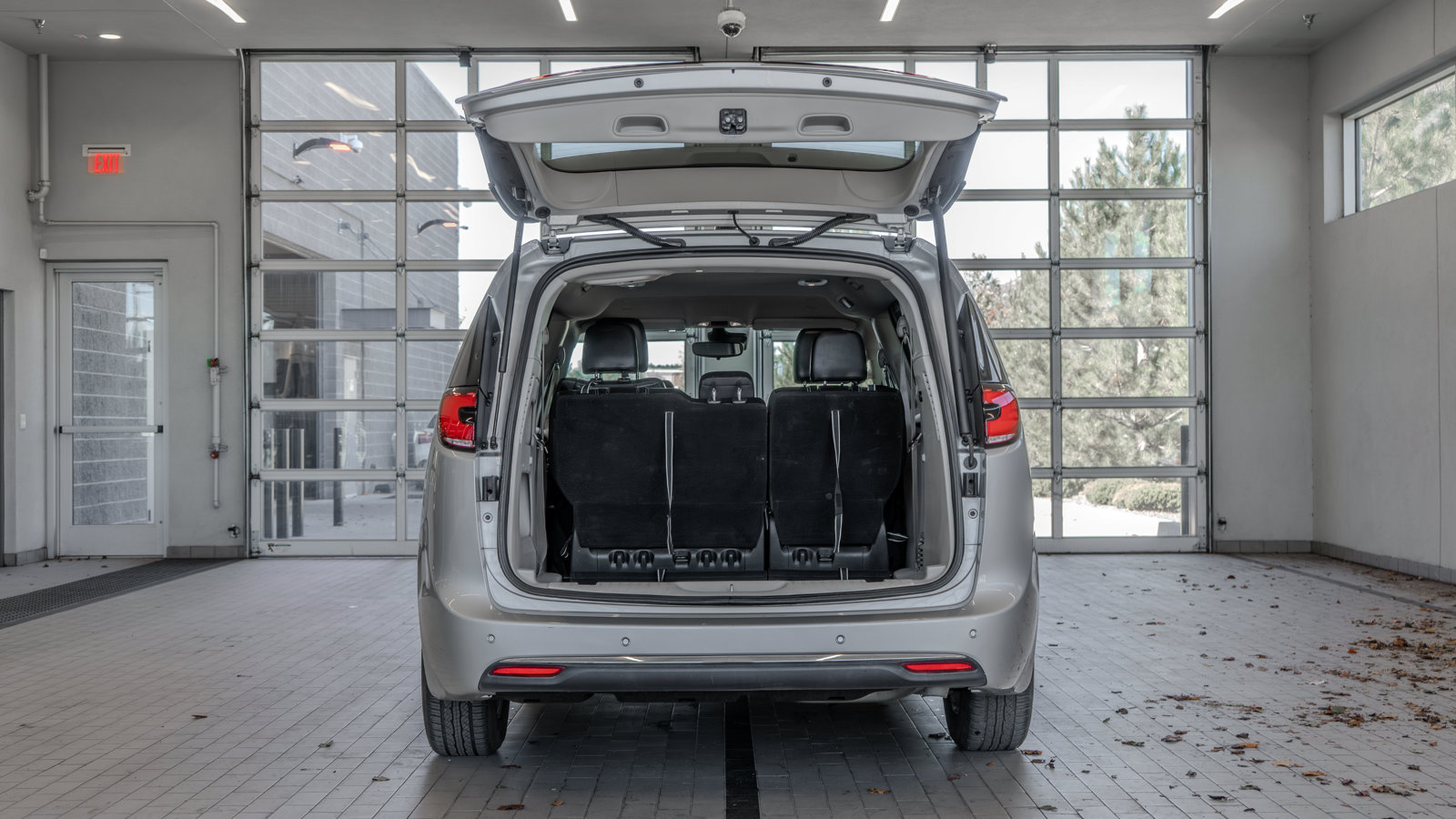 Used 2023 Chrysler Pacifica Touring-L FWD image 16