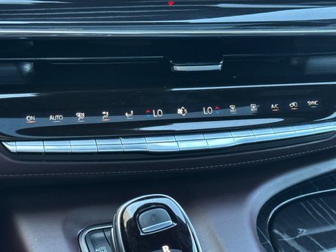 Used 2024 Cadillac Escalade ESV V AWD/4WD image 26
