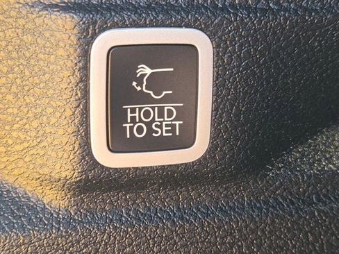 Used 2023 Jeep Grand Cherokee L Laredo image 26