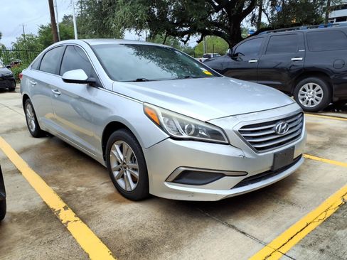 Used 2016 Hyundai Sonata SE FWD image 2