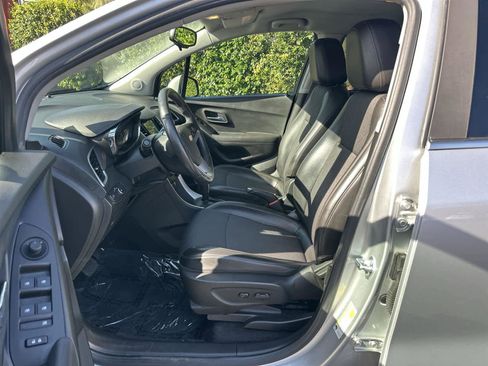 Used 2018 Chevrolet Trax LT w/ LT Convenience Package image 11