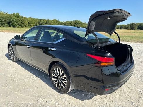 Used 2025 Nissan Altima 2.5 SV FWD image 3