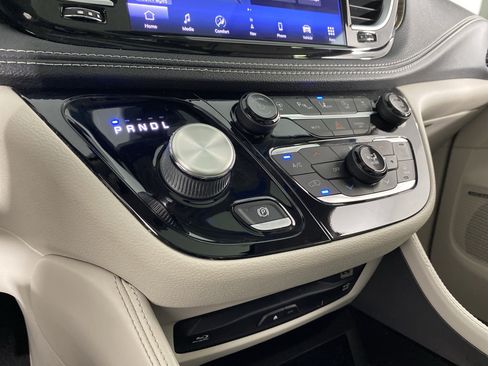 Used 2021 Chrysler Pacifica Limited w/ Uconnect Theater Family Group AWD/4WD image 30