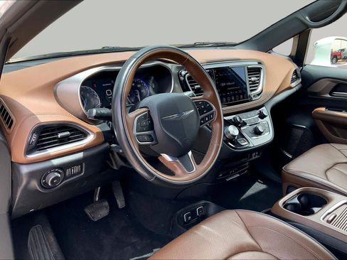 Used 2020 Chrysler Pacifica Limited w/ Advanced Safetytec Group FWD image 18