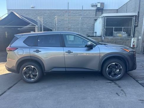 Used 2024 Nissan Rogue SV FWD image 3