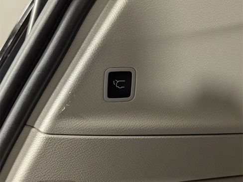 Used 2024 Chrysler Pacifica Touring-L image 8