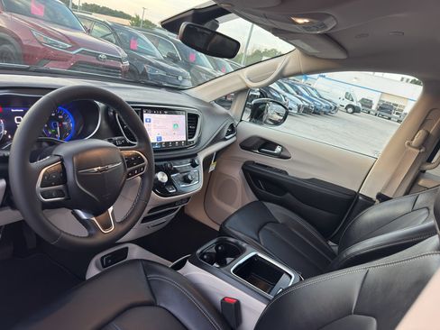 Used 2024 Chrysler Pacifica Touring-L FWD image 23