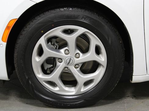 Used 2022 Chrysler Pacifica Limited FWD image 20