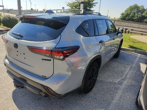 Used 2024 Toyota Highlander XLE AWD/4WD image 14