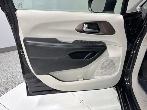 Used 2020 Chrysler Voyager LX FWD image 11