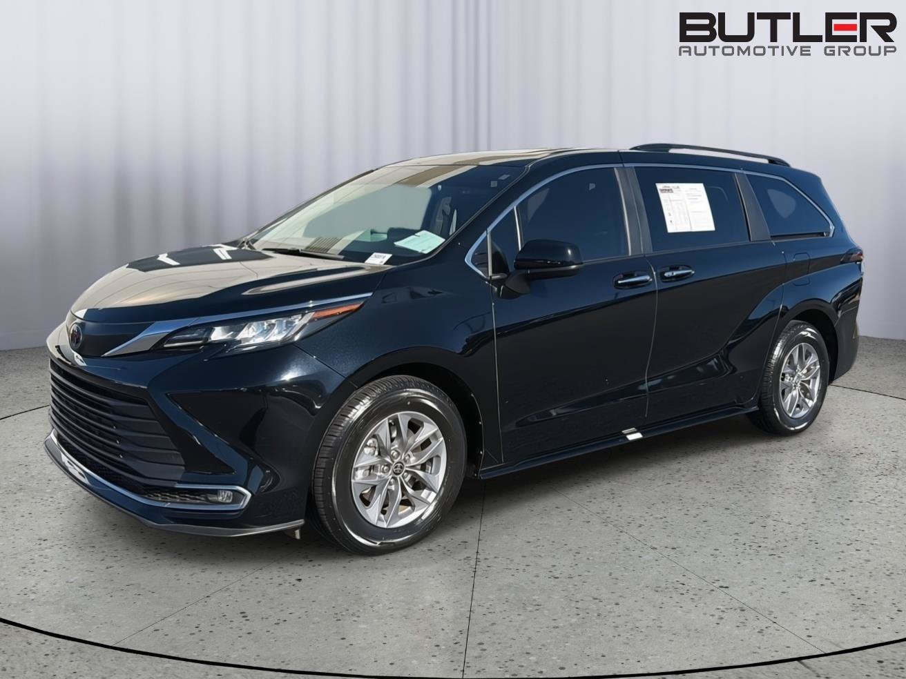 Used 2023 Toyota Sienna XLE FWD image 2