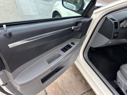 Used 2005 Chrysler 300 Touring image 13