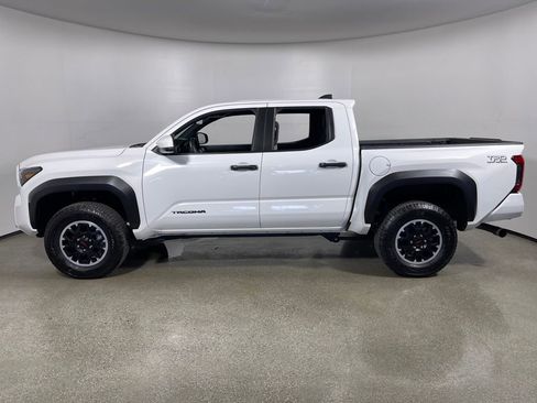 Certified 2025 Toyota Tacoma TRD Off-Road image 6