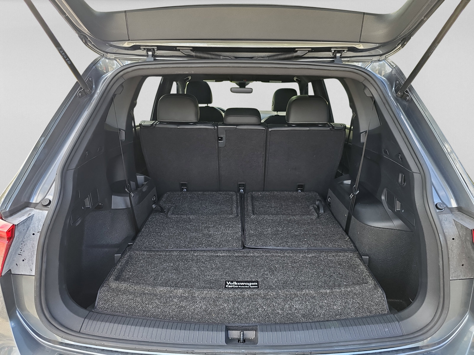 Used 2023 Volkswagen Tiguan SE R-Line FWD image 31