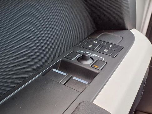 Used 2023 Land Rover Defender 90 SE image 17