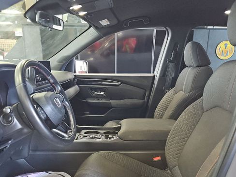 Used 2025 Honda Pilot Sport image 5
