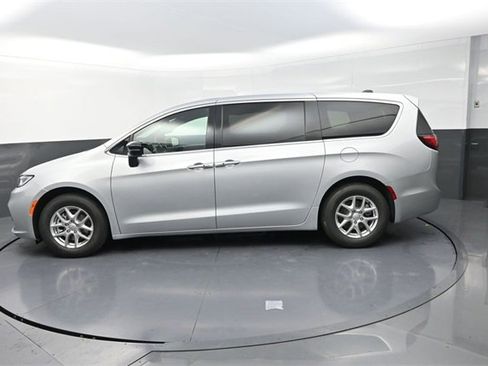 New 2026 Chrysler Pacifica Select image 4