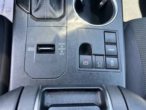 Used 2024 Toyota Highlander LE FWD image 29