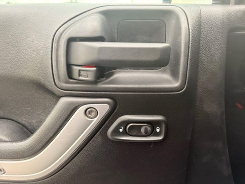 Used 2011 Jeep Wrangler Unlimited Sahara w/ Connectivity Group AWD/4WD image 25