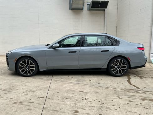 Used 2025 BMW 740i xDrive w/ Premium Package image 5