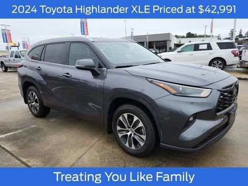 Used 2024 Toyota Highlander XLE AWD/4WD image 1
