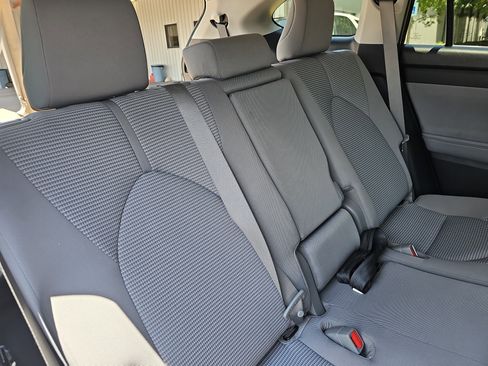 Used 2020 Toyota Highlander LE FWD image 12